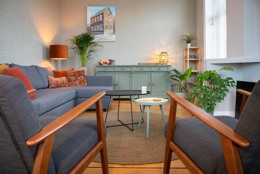 Sfeervol Verblijf In Oude Gemeentehuis Eenrum. 외부 사진