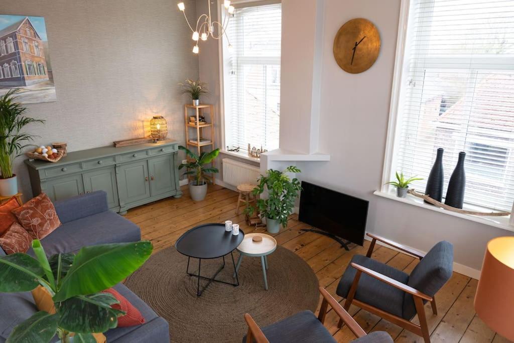 Sfeervol Verblijf In Oude Gemeentehuis Eenrum. 외부 사진