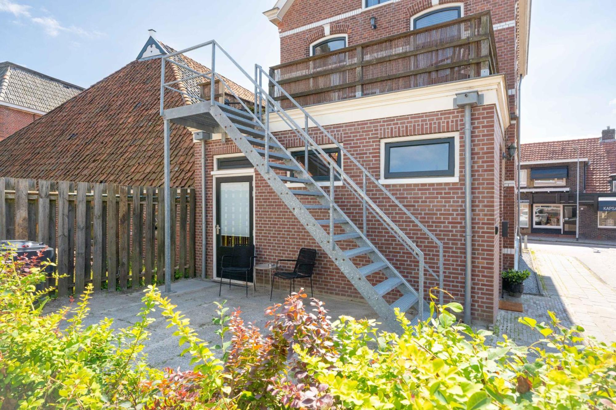 Sfeervol Verblijf In Oude Gemeentehuis Eenrum. 외부 사진