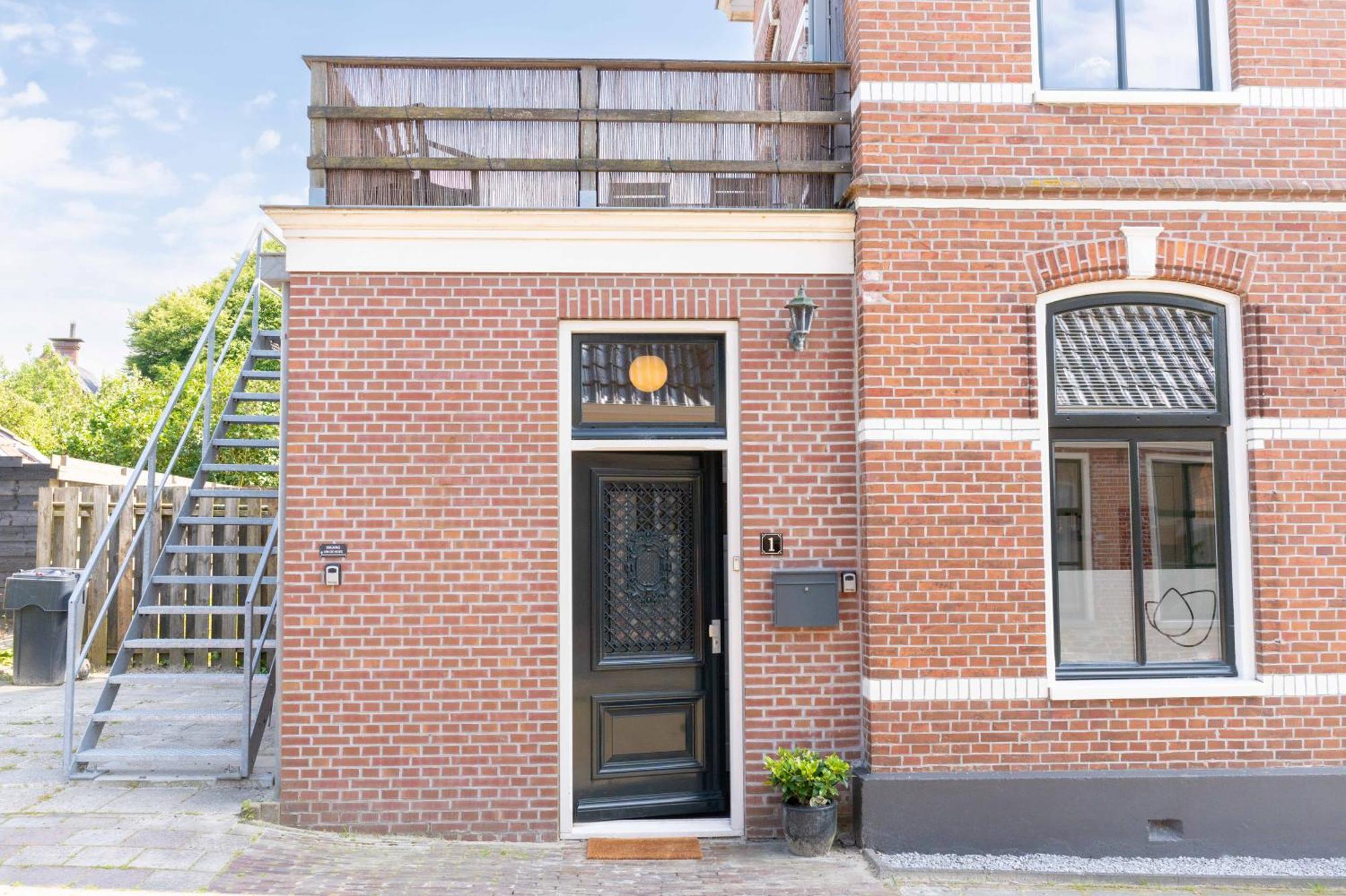 Sfeervol Verblijf In Oude Gemeentehuis Eenrum. 외부 사진